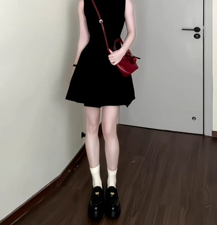 黒ノースリーブAラインワンピ（小柄向け）
